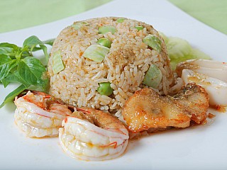 ข้าวผัดแกงเขียวหวานทะเล/Fried rice with seafood fried with green curry powder