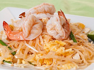 ผัดไทยกุ้ง/Pad-Thai, stir fried Thai noodles with fresh shrimps
