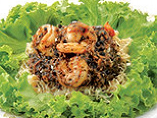 บะหมี่กุ้งพริกไทยดำ/Garlic and Pepper Prawn with Egg Noodle