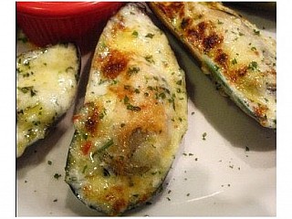 Oven baked mussels with mozzarella cheese