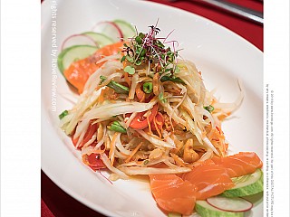 ส้มตำปลาแซลม่อน - Green papaya salad with salmon