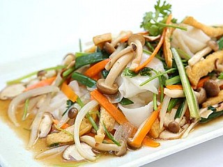 [Phở Xào Rau Nấm] Stir Fried Phở Noodles with Mushrooms and Tofu