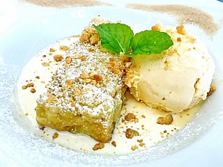 Apple Crumble with Ice Cream