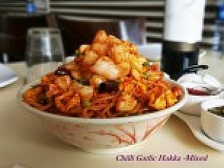 Hakka Noodles Chilli Garlic (Mixed - Egg, Chicken & Prawn)