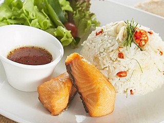 ข้าวผัดสมุนไพรปลาแซลมอน/Herbal Rice with Grilled Salmon