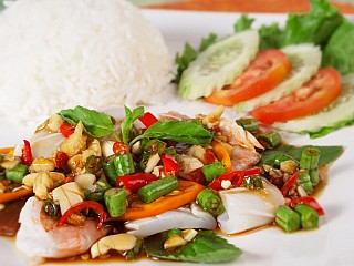 ข้าวผัดกะเพราทะเล/Steamed rice topped with Kra-Pao seafood