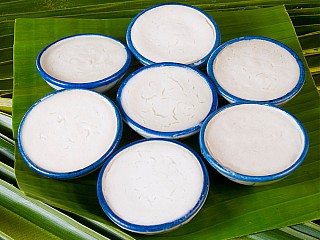 ขนมถ้วย/Thai steamed pandanus cake in a cup top with coconut milk