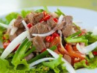 สลัดเนื้อสไปซี่แบบไทย/Thai Spicy Beef Salad