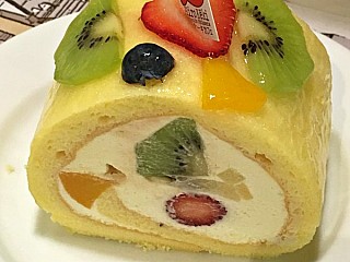 Summer Fruits Cake Roll