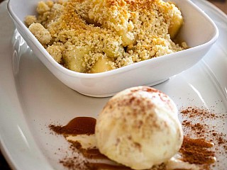 Apple Crumble a la mode