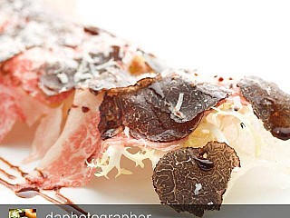 日本Omi牛肉，鞑靼风格，脆皮土豆的Carpaccio