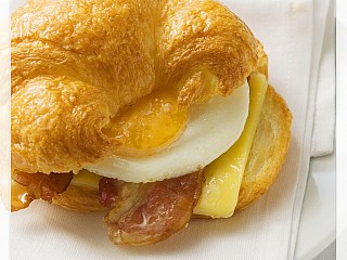 ครัวซองแซนด์วิชไข่ดาว และเบคอน/- Croissant Egg & Bacon Sandwich