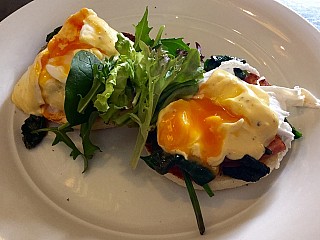 Benedict breakfast, smoked ham, spinach & poached eggs on house-baked english muffin