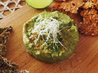 Raw Guacamole Dip and Crackers