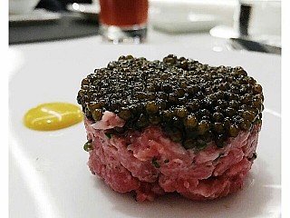 Mini Black Angus beef tartare & caviar