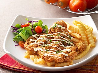 ไก่ทอดกรอบพร้อมยูเอสฟรายส์และสลัดผักสด/Golden Crispy chicken with US fries