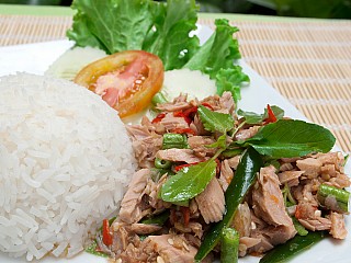 ข้าวผัดกะเพราทูน่า/Steamed rice topped with Kra-Pao Tuna