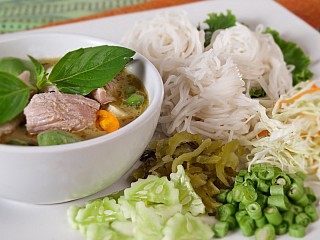 ขนมจีนแกงเขียวหวาน หมู/Rice noodles with green curry pork/chicken