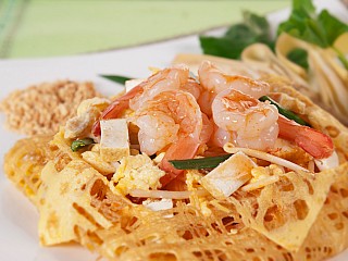 ผัดไทยกุ้งห่อไข่/Pad-Thai with fresh shrimps wrapped with omelet