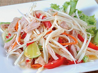 ส้มตำทูน่า/Som-Tum-Tuna Papaya Salad with Tuna