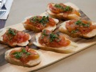 Bruschetta al Pomodoro Cotto al Forno e Basilica