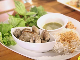 Vegetable and Clam Wraps with White Noodles