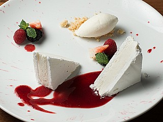 meringata vanilla merengue, fresh berries, sherbet