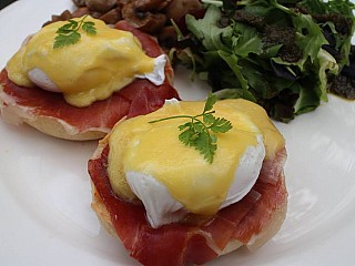 Eggs Benedict Grande