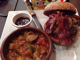 Hippo Bacon Burger