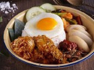 Nasi Lemak with Rendang Chicken and Lime Juice