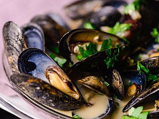 Pot-Cooked Black Mussels in White Wine & Herbs ‘Guazzetto’