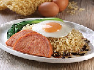 Luncheon Meat 'N' Egg Dry Noodles 午餐肉煎蛋干捞面