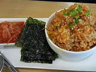 Pork Kimchi Fried Rice & Seaweed Wrap ข้าวผัดกิมจิห่อสาหร่าย