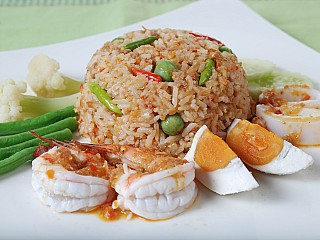 ข้าวผัดน้ำพริกลงเรือ/Fried rice with chili paste served with salty eggs, shrimp and squid