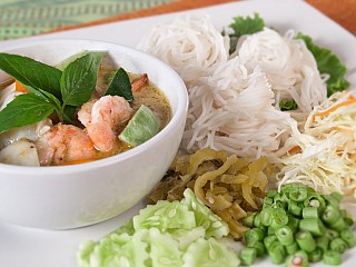 ขนมจีนแกงเขียวหวานทะเล/Rice noodles with green curry seafood