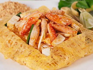 ผัดไทยเนื้อก้ามปูห่อไข/Pad Thai with crab’s claws meat wrapped with omelet