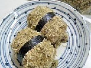 Salmon Flake Rice Ball with Tororo Konbu