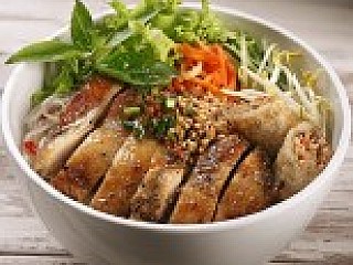 Dry Rice Vermicelli with Roasted Lemongrass Chicken and Spring Roll