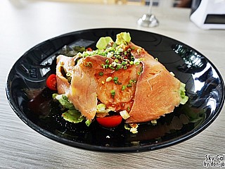 Smoked salmon spicy salad