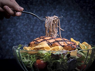 soba noodle salad with salmon