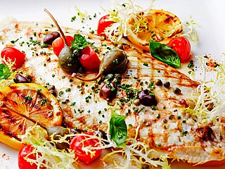 鳕鱼炖蔬菜和菠菜