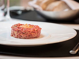 Traditional beef tartare, “bistro style”