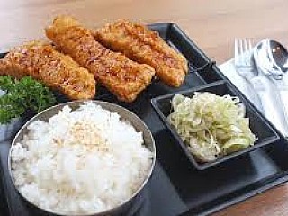 Crispy Fish & Japanese Scallion with Rice ) เนื้อปลาดอร์รี่ทอด สลัดต้นหอมญี่ปุ่น และข้าว