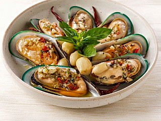 Sautéed N.Z. Mussels (หอยแมลงภู่นิวซีแลนด์ผัดเนยกระเทียมพริกไทยดำ)