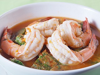 แกงส้มชะอมชุบไข่ใส่กุ้ง/“Kang – Som Shrimp with acacia”. Fried acacia dipped in stir egg add more vitamin in the soup