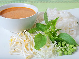 ขนมจีนน้ำยา/Rice noodles served with fish curry
