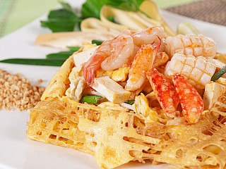 ผัดไทยทะเลห่อไข่/Pad Thai Seafood wrapped with omelet