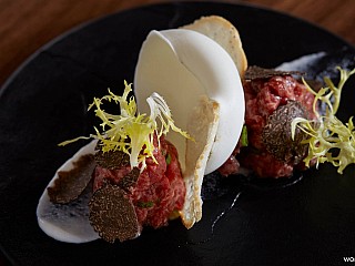 Carne cruda wagyu battolo al coltello, burrata e tartufo nero