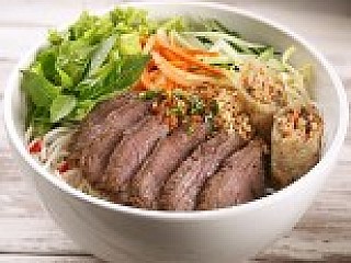 Dry Rice Vermicelli with Grilled Beef and Spring Roll