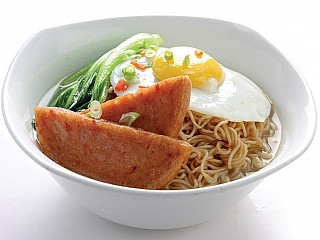 Nissin Noodle with Chicken Luncheon Meat & Egg 午餐肉煎蛋公仔面